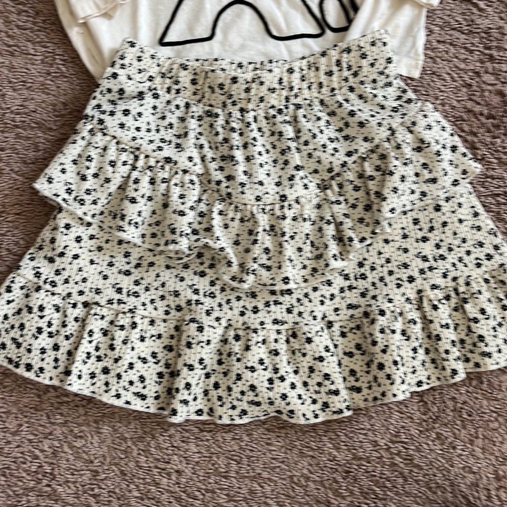 Top and skort - Picture 2 of 3
